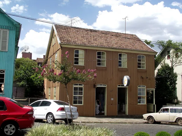 Casarões de madeira no Centro Histórico de Antônio Prado