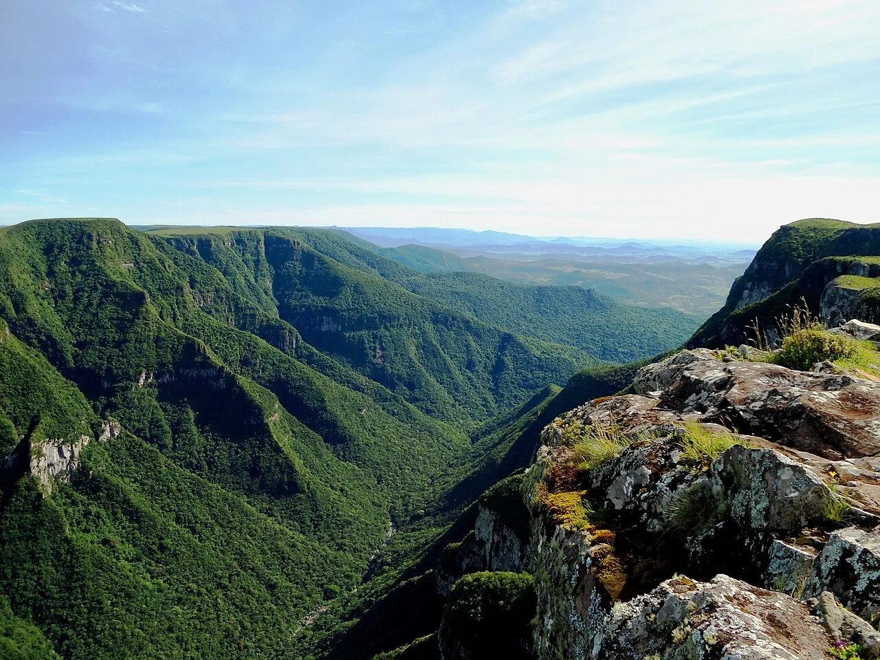 Escarpas verdes e horizonte do Cânion Fortaleza, em Cambará do Sul