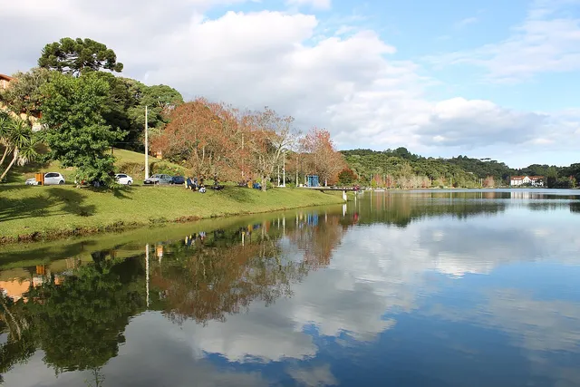 Árvores e céu refletidos no Lago São Bernardo, em São Francisco de Paula